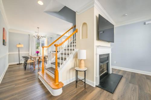 un soggiorno con scala e camino di Cozy Corner Oasis a Cornelius