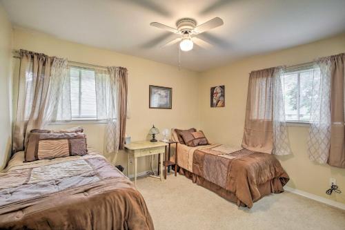 Ένα ή περισσότερα κρεβάτια σε δωμάτιο στο Home 1 Mi to University of Texas Relax Fireside!