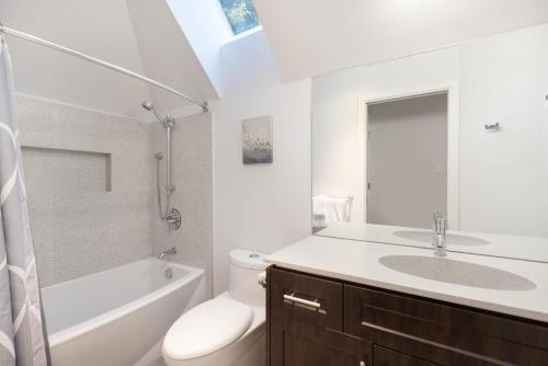 Koupelna v ubytování 2BR in Gleneagle, Gourmet Kitchen, Newly Updated, Wood Burning Fireplace, Parking