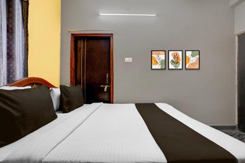 Ένα ή περισσότερα κρεβάτια σε δωμάτιο στο Hotel O AMR Home Stays