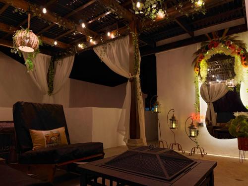 un soggiorno con un tavolo e uno specchio di Casa Café Cacao a San Pedro Las Huertas