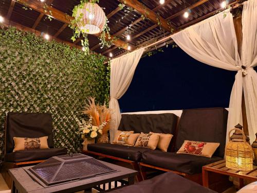 un soggiorno con divano e parete verde di Casa Café Cacao a San Pedro Las Huertas