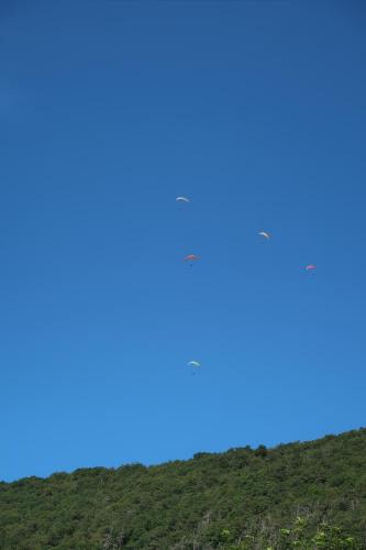 een blauwe lucht boven een groene heuvel bij Les Reflets de Meuse in Revin