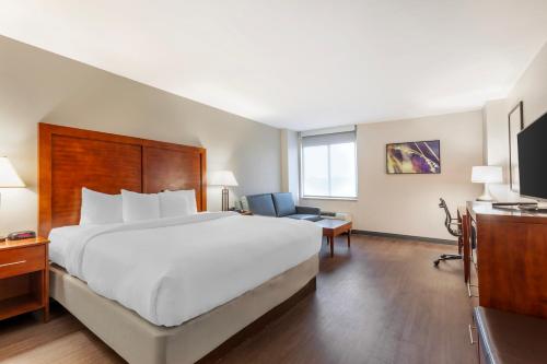 Ένα ή περισσότερα κρεβάτια σε δωμάτιο στο Comfort Inn Conference Center