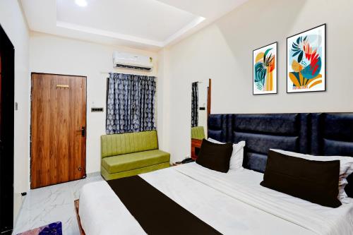 um quarto com uma cama e uma cadeira verde em Hotel O Kant em Durg