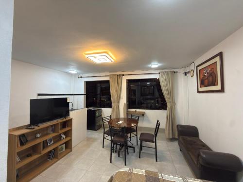 Una sala de estar con una mesa y un comedor. en Surapata Central Lounge, en Sucre