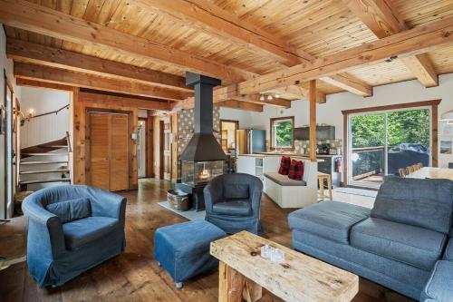 Χώρος καθιστικού στο Le Chic Montagnard - Chalet with HOT TUB and pool