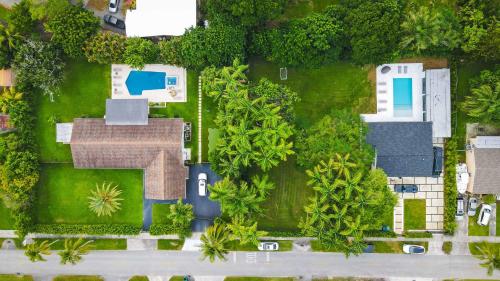 una vista aérea de una casa con patio en Two Neighboring Villas in The Heart of Miami, en Golden Glades