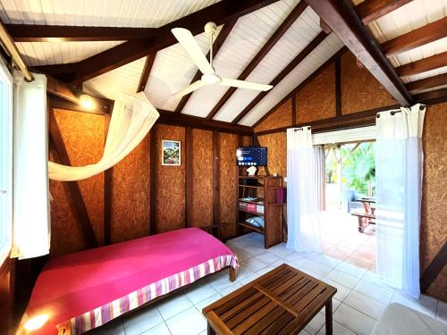 Ένα ή περισσότερα κρεβάτια σε δωμάτιο στο Gîtes LAMATELIANE