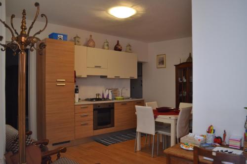 eine Küche mit weißen Schränken und einem Tisch im Zimmer in der Unterkunft Ba.Lù. in Guspini
