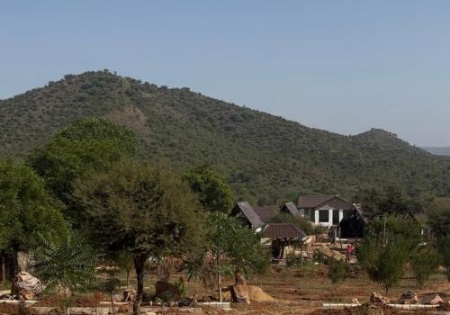 un grupo de casas frente a una montaña en THE RiYASAT SARISKA, en Ajabgarh