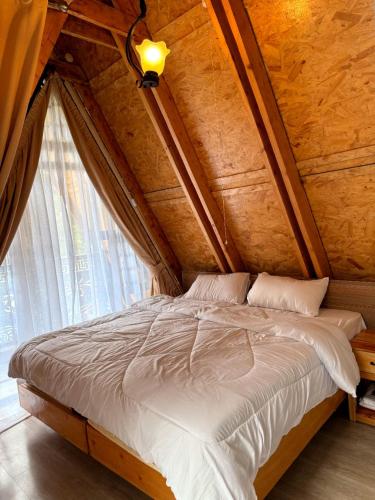 Le Satima Farmhouse في Nyahururu: سرير في غرفة ذات سقف خشبي