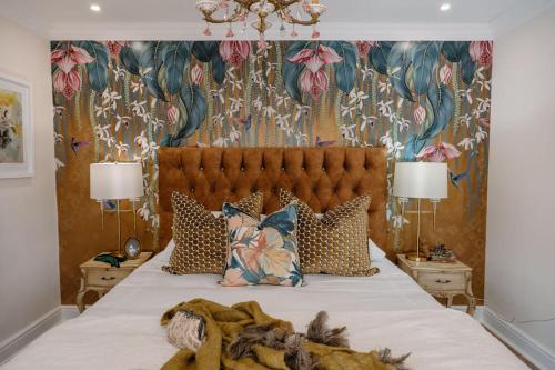 Un pat sau paturi într-o cameră la The Tin Roof