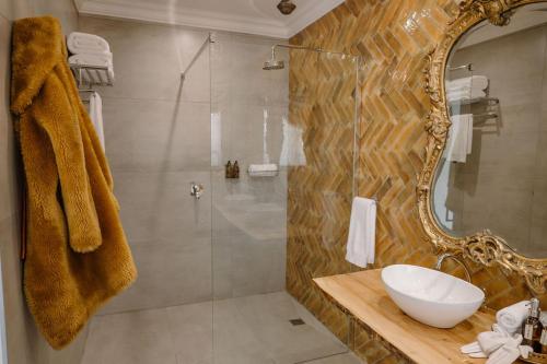 O baie la The Tin Roof