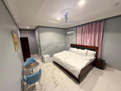 Postel nebo postele na pokoji v ubytování Stadium Haven Hotel