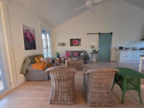 Гостиная зона в Unwind at new and beautiful Blue Wren Hill