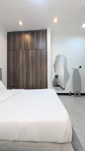Ένα ή περισσότερα κρεβάτια σε δωμάτιο στο Elroihomes kyanja