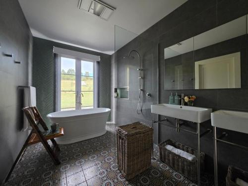 Ванная комната в Unwind at new and beautiful Blue Wren Hill