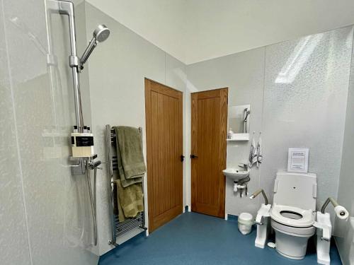 Ένα μπάνιο στο Ardachy Riverside Accessible One bedroom Holiday let