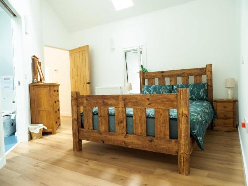 Ένα ή περισσότερα κρεβάτια σε δωμάτιο στο Ardachy Riverside Accessible One bedroom Holiday let