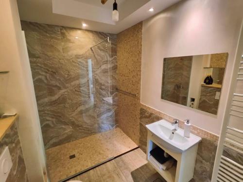 un bagno con lavandino e doccia di Vivo Metro Amethyst noua noua a Floreşti