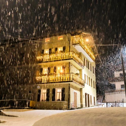 a building in the snow with snow falling at Casa da Cipi in Venas