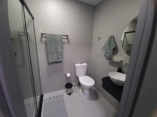 Flat SOLaz Smart - Conforto e vista mar no melhor de Manaíra! في جواو بيسوا: حمام صغير مع مرحاض ومغسلة