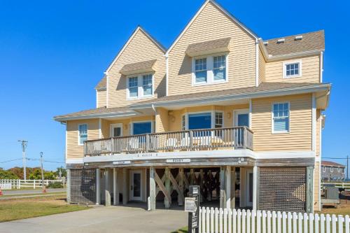 ein großes Holzhaus mit Balkon an einer Straße in der Unterkunft CAC-6B - Egret in Buxton