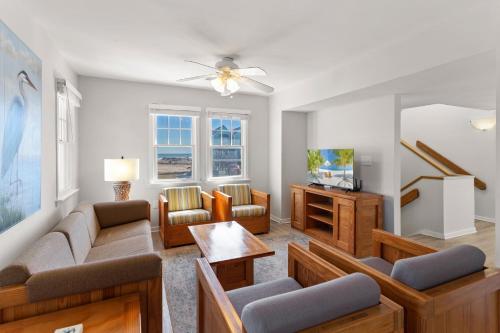 ein Wohnzimmer mit Sofa und Fernseher in der Unterkunft CAC-6B - Egret in Buxton