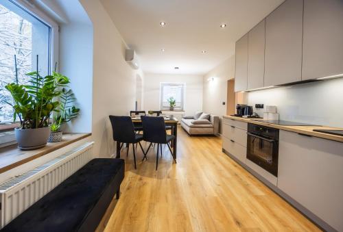 eine Küche und ein Wohnzimmer mit Tisch und Stühlen in der Unterkunft Apartamenty Moniuszki 4 in Bielsko-Biała