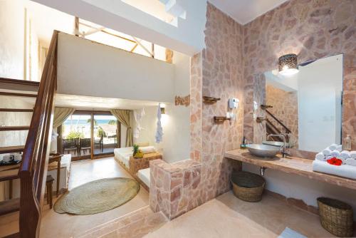 Ένα μπάνιο στο Mvuvi Boutique Resort