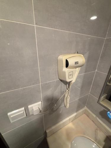 - Baño con secador de pelo junto a un aseo en فندق التوحيد بارك 1 توصيل مجاني للحرم, en Al ‘Azīzīyah