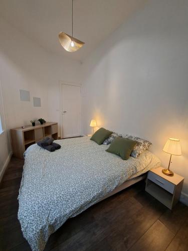 a bedroom with a large bed and two lamps at L'elegant hyper centre in Dunkerque