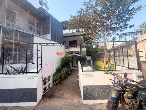 Το κτήριο όπου στεγάζεται  το δωμάτιο σε οικογενειακή κατοικία