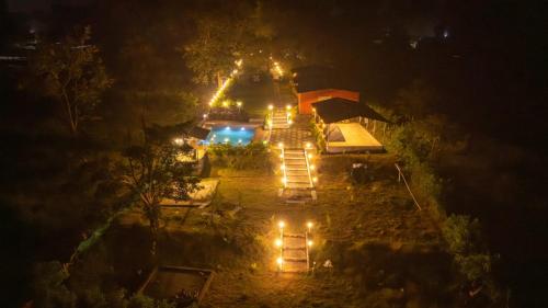 uma vista sobre um jardim à noite com luzes em Dandeli Lake leaf - Dandeli Resort em Dandeli
