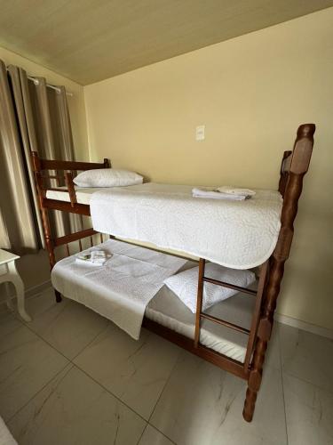 Un dormitorio con dos literas en una habitación. en Residencial lara 101, en Itapema