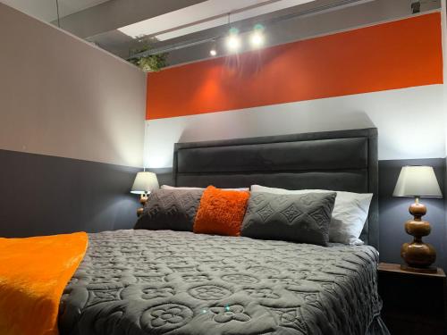 En eller flere senge i et værelse på Stylish Studio with Pool & Huge TV