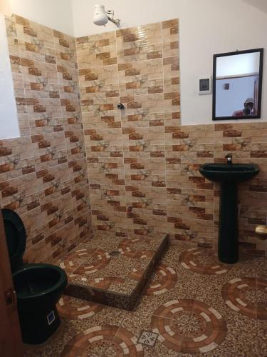 La Fábula-Verde في كوباكابانا: حمام مع دش ومرحاض ومغسلة