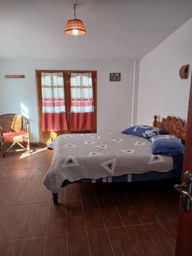 La Fábula-Verde في كوباكابانا: غرفة نوم بها سرير وكرسي ونافذة