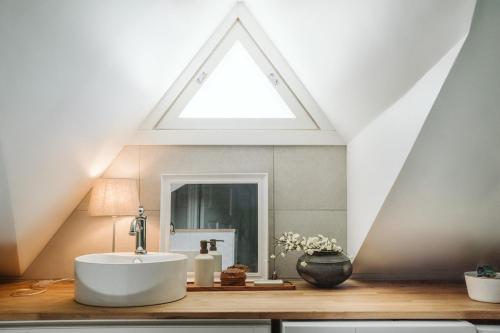 ein Badezimmer mit Waschbecken und Oberlicht in der Unterkunft HALI - Hideaway in Raseborg