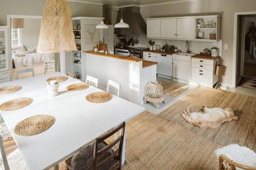 eine Küche mit einem Tisch und einem Hund auf dem Boden in der Unterkunft HALI - Hideaway in Raseborg