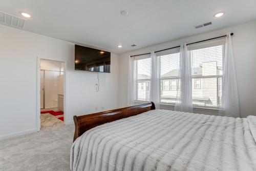 Ένα ή περισσότερα κρεβάτια σε δωμάτιο στο 8 Mi to Denver Tech Center Business-Ready Retreat