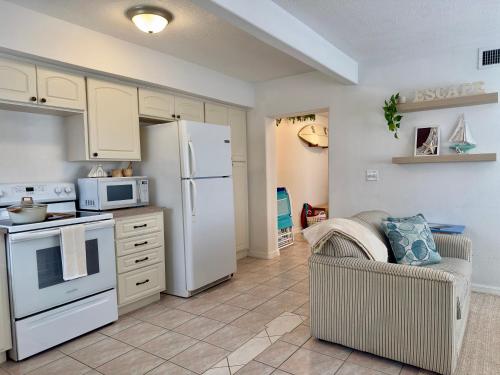 Kuchyň nebo kuchyňský kout v ubytování Steps to the Sand - Private Beach Access & BBQ Grill