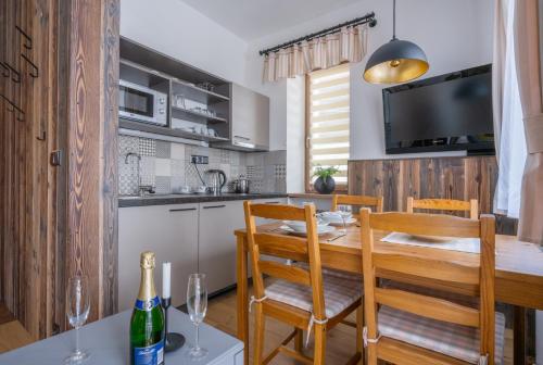 eine Küche und ein Esszimmer mit Tisch und Stühlen in der Unterkunft Chata Vermont in Bedřichov