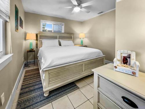 ein Schlafzimmer mit einem großen Bett in einem Zimmer in der Unterkunft Leeward II 3 l Beachfront Condo l Large first level deck with steps down to sand in Watersound Beach