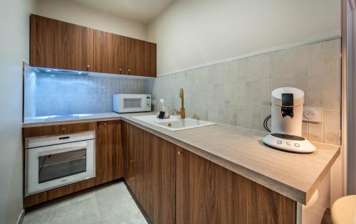 una cocina con una barra con una licuadora. en Le raffiné, en Mâcon