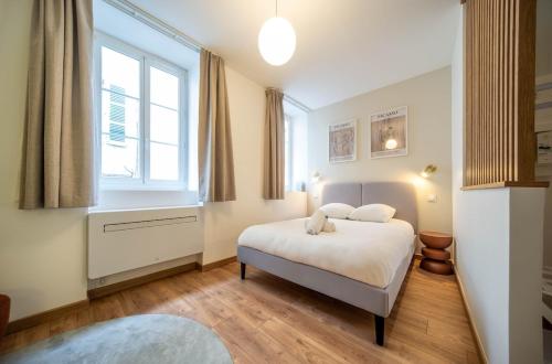 Un dormitorio con una cama y una ventana en Le raffiné, en Mâcon