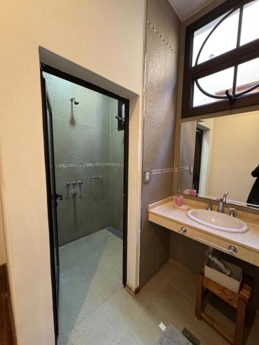 a bathroom with a glass shower and a sink at Alojamiento Zona Parque in Paraná