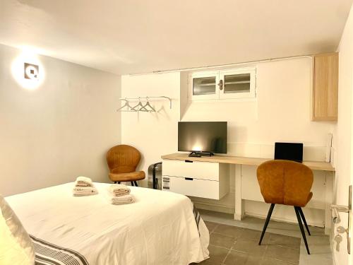 ein Zimmer mit einem Bett und einem Schreibtisch mit einem Computer in der Unterkunft Maison Villa Foch in Meaux