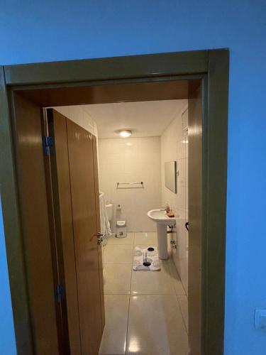 Ένα μπάνιο στο Avenida Pent AP